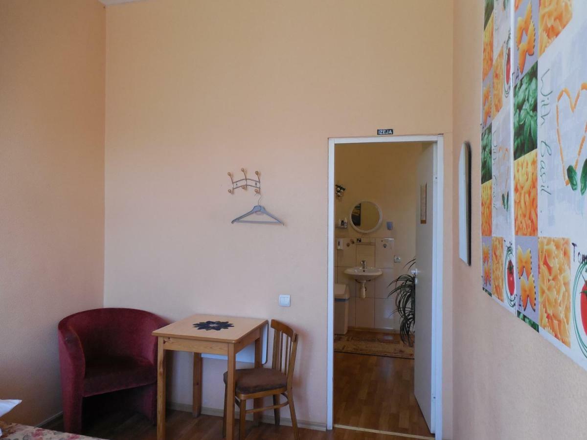 Elizabeth'S Yh Rooms Riga Exterior foto